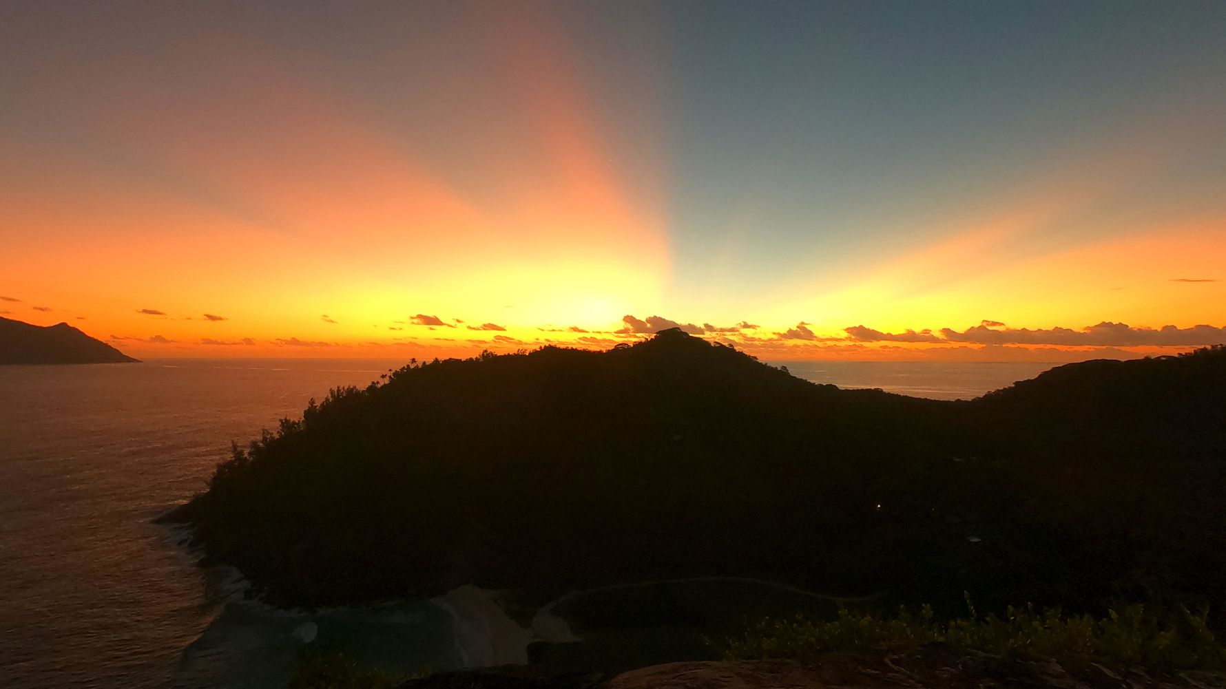 erfahrungsberichte-freiwilligenarbeit-seychellen-north-island-milena-sonnenuntergang-ausblick