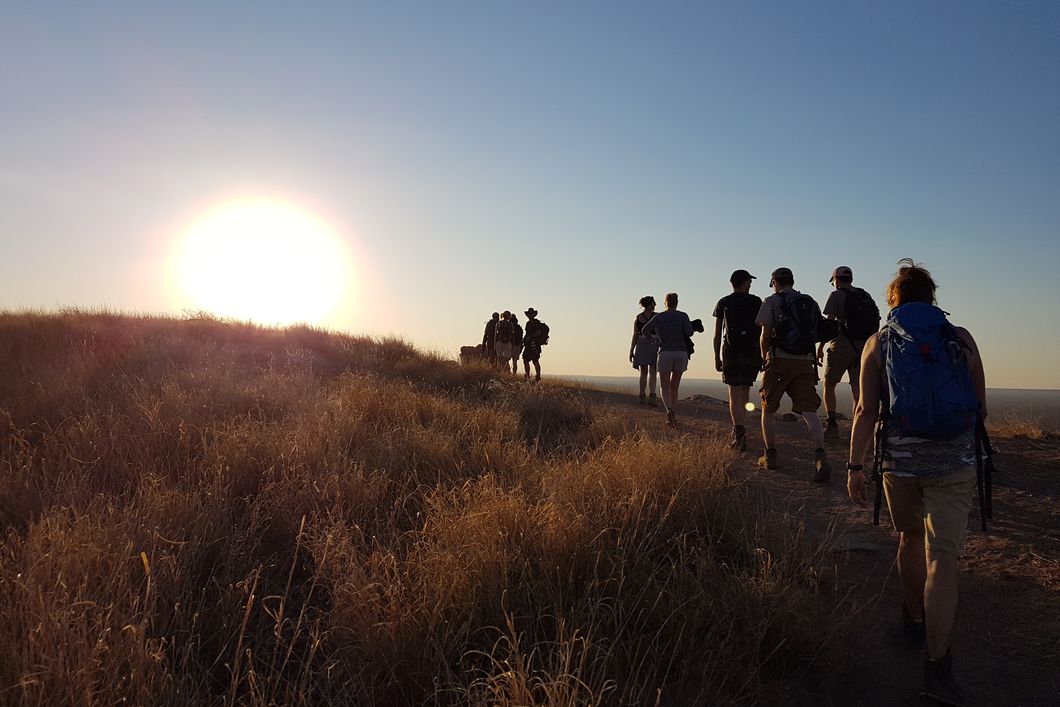 Der Natur- und Rangerkurs macht in der Abendsonne eine Pirschwanderung durch den afrikanischen Busch