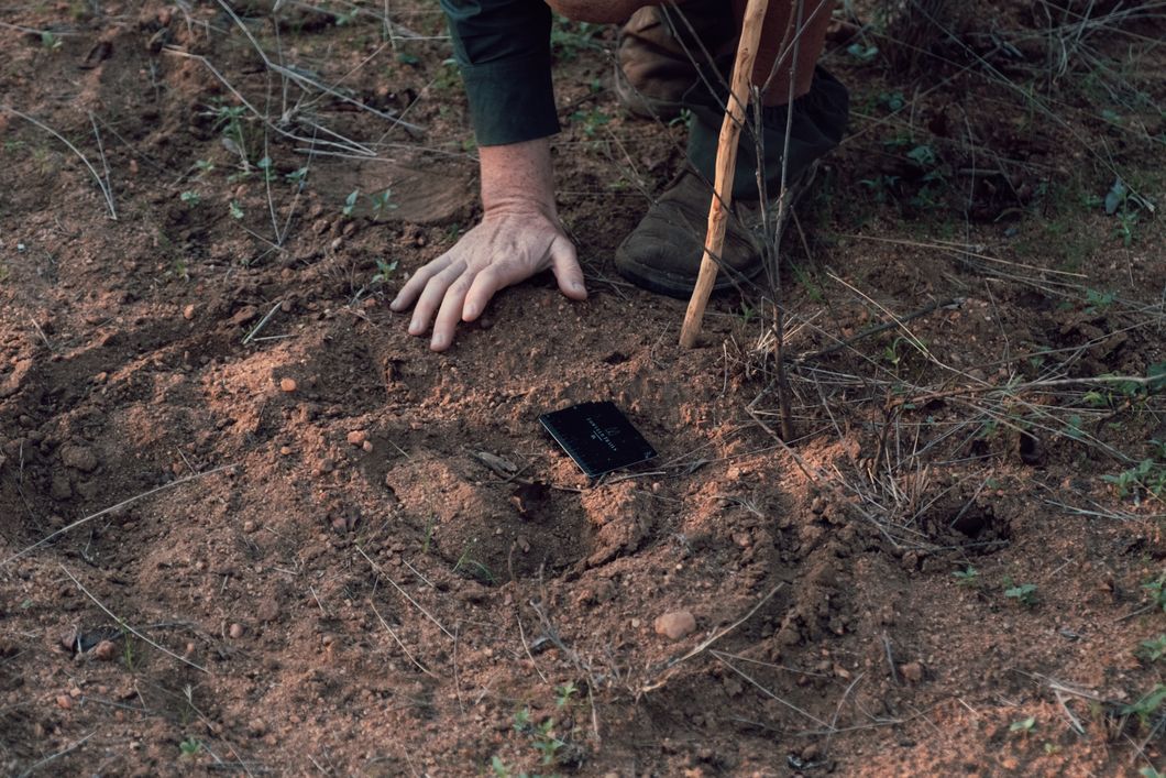 natucate-nature-travel-animal-tracking-expedition-tracking-woman