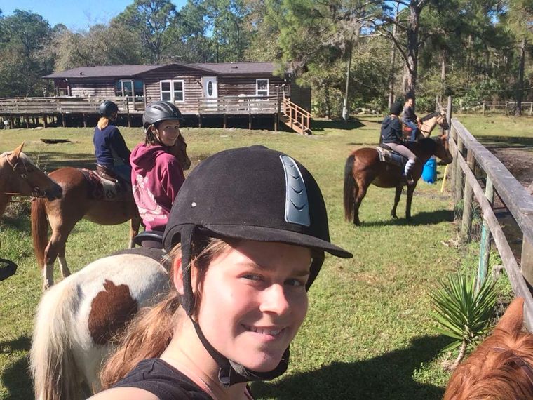 Gap Year: Mehrere Freiwillige auf Pferden