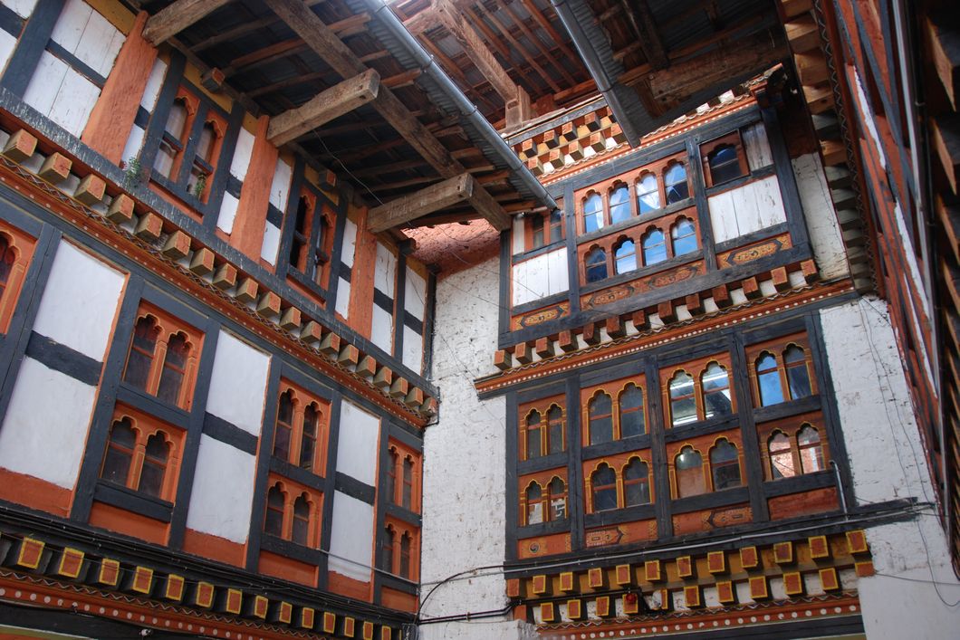 naturreise-snowman-trek-bhutan-fassade-haus-natucate