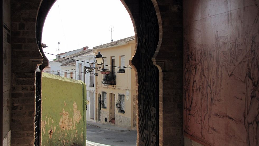 blog-ratgeber-spanien-denia-stadt-torbogen-natucate