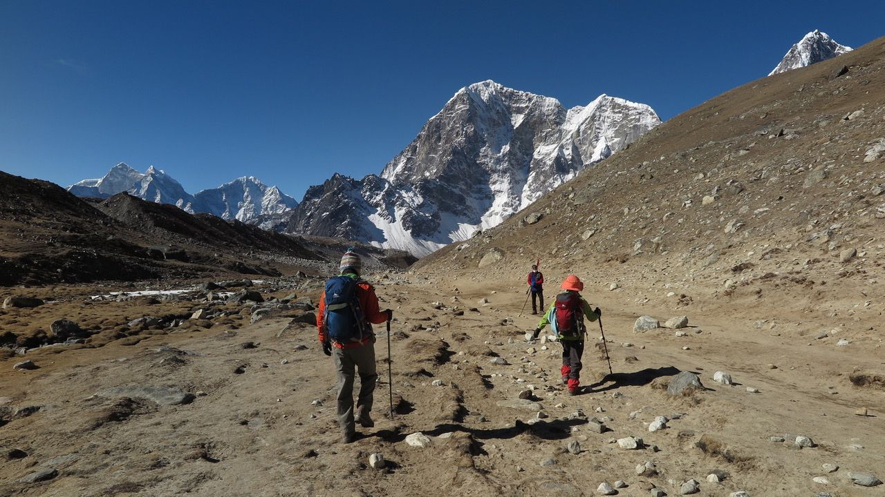 Trekking-Abenteuer Nepal: Teilnehmer des Himalaya-Treks bei ihrem Aufstieg in schneebeckten Hoehen