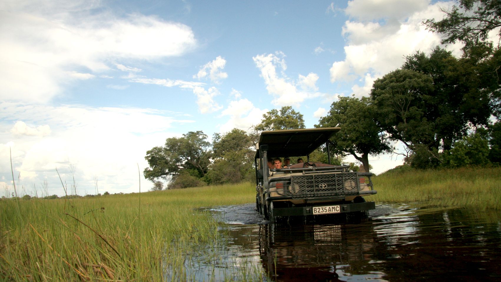 landingpage-african-guide-academy-botswana-okavango-delta-game-drive-natucate