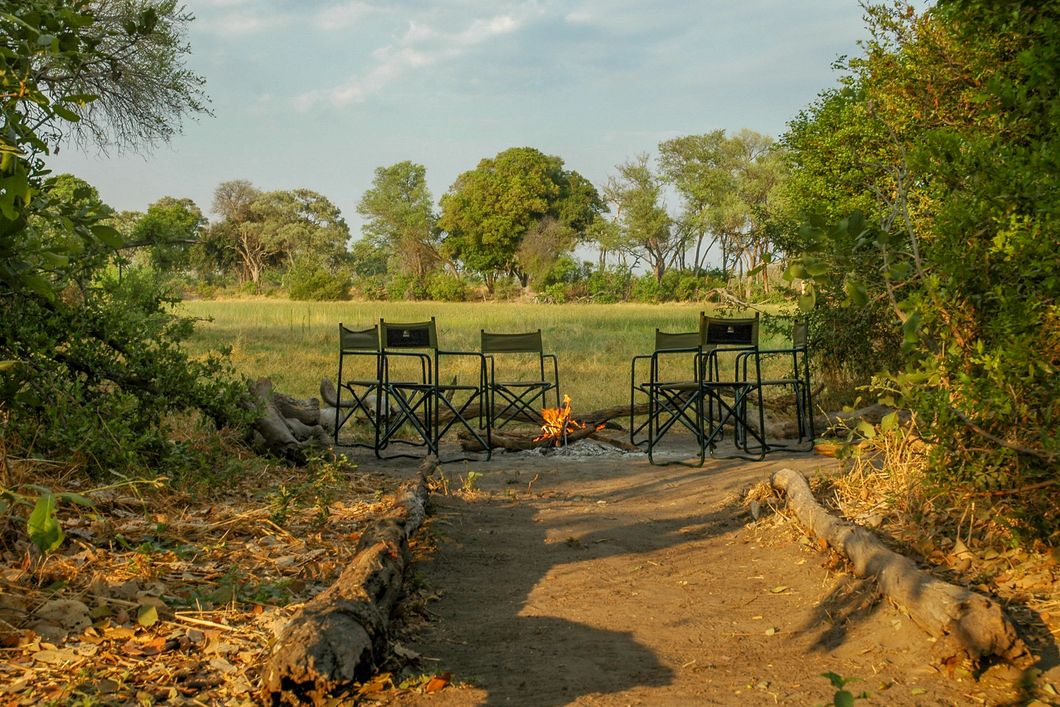 Die Teilnehmer des Natur- und Rangerkurses in Afrika essen im Camp zu Mittag