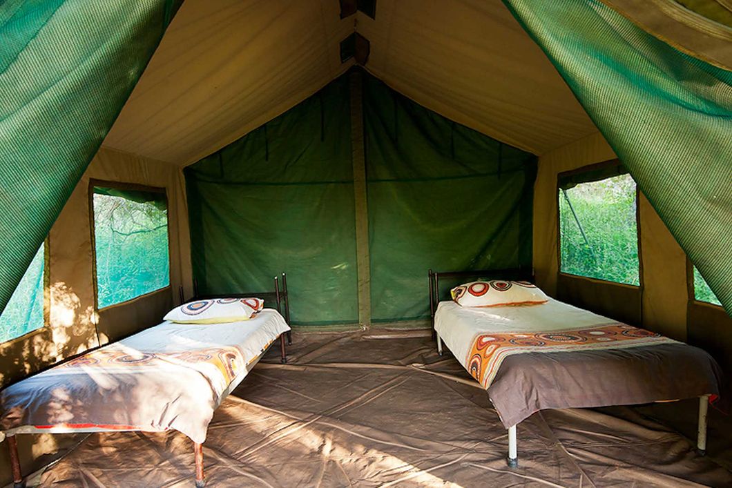 Foto eines Kuppel-Zeltes mit zwei Einzelbetten mit afrikanischen Mustern