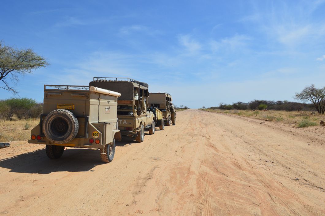 freiwilligenarbeit-namibia-familie-afrika-family-volunteering-artenschutz-gelaendewagen-konvoi-natucate