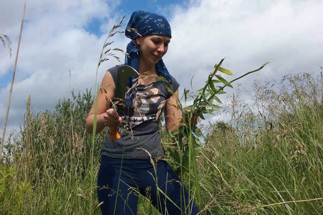 Voluntaerin bei der Arbeit im Naturschutzprojekt in Estland