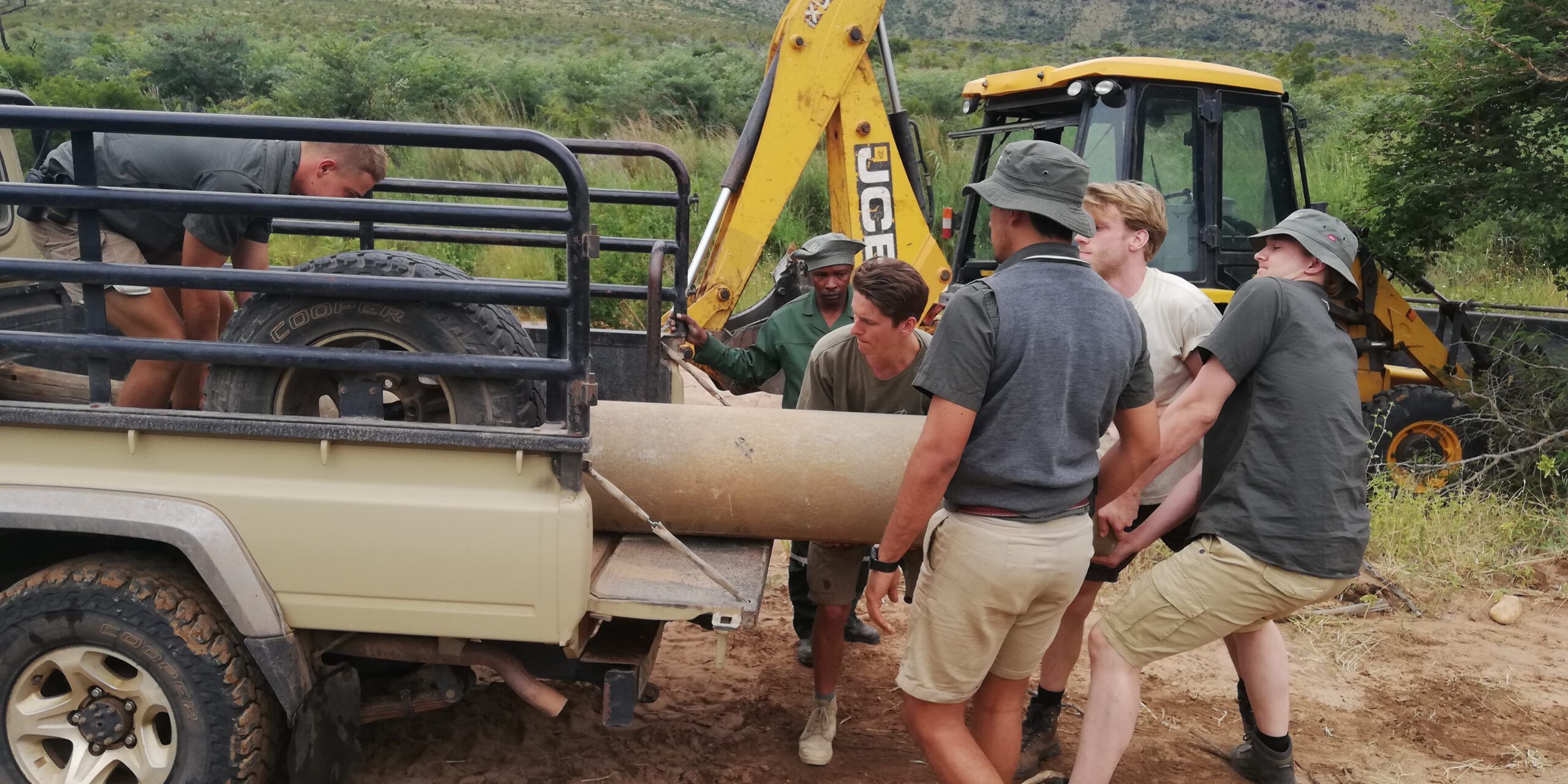 natucate-volunteering-south-africa-marataba-unloading