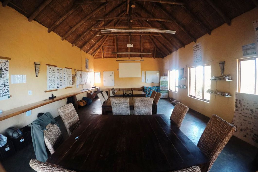 Blick in den Unterrichtsraum im suedafrikanischen Trainingscamp Ulovane