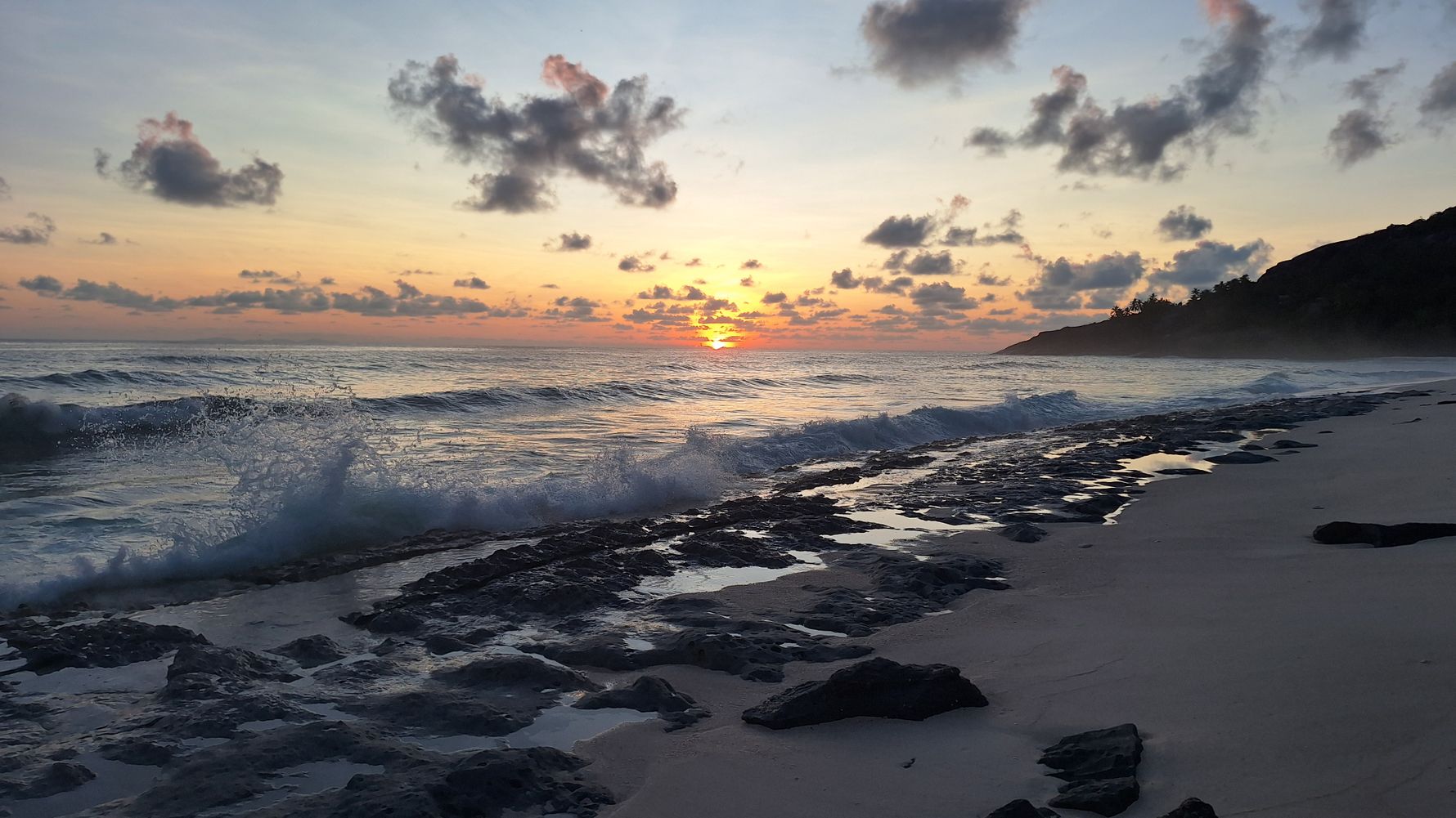 natucate-blog-review-seychelles-north-island-lydia-sunset-beach