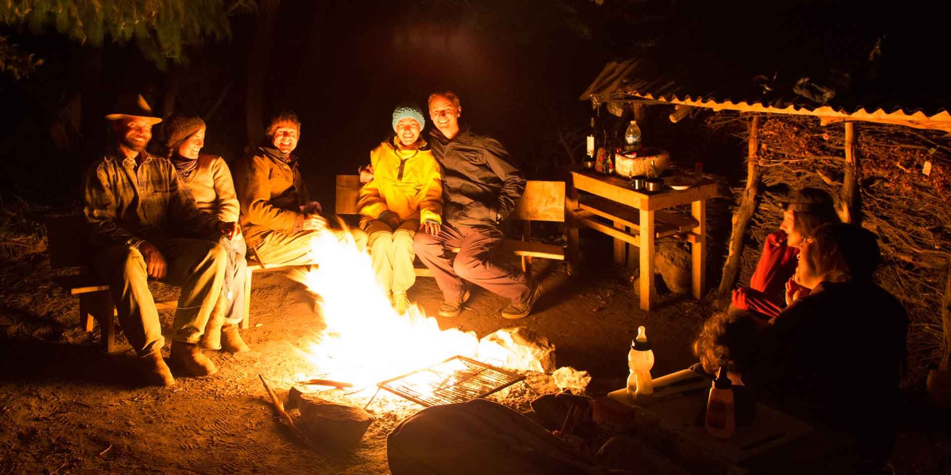 Beim abendlichen Zusammensein grillen die Praktikanten am Lagerfeuer