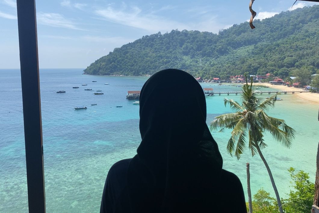 Person schaut auf Strand von Tioman Island