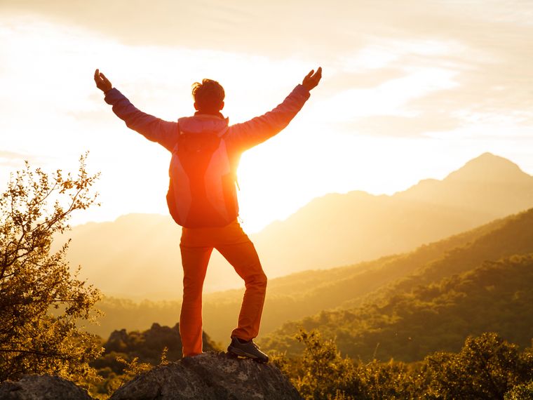 blog-neue-kraft-sonnenuntergang-aussicht-arme-ausgestreckt-natucate