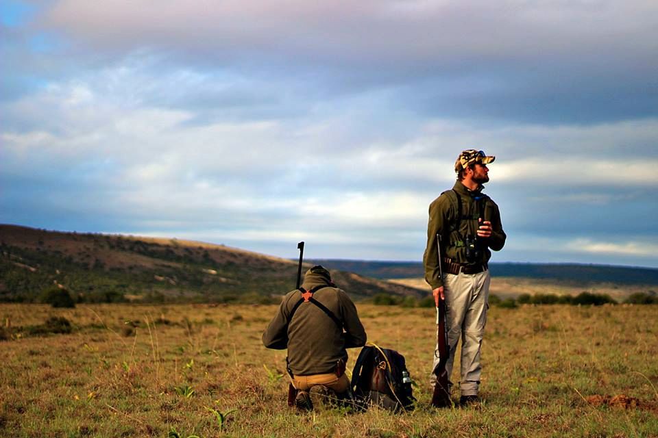 Aufnahme von zwei Trails Guide-Studenten in Suedafrikas Amakhala Game Reserve