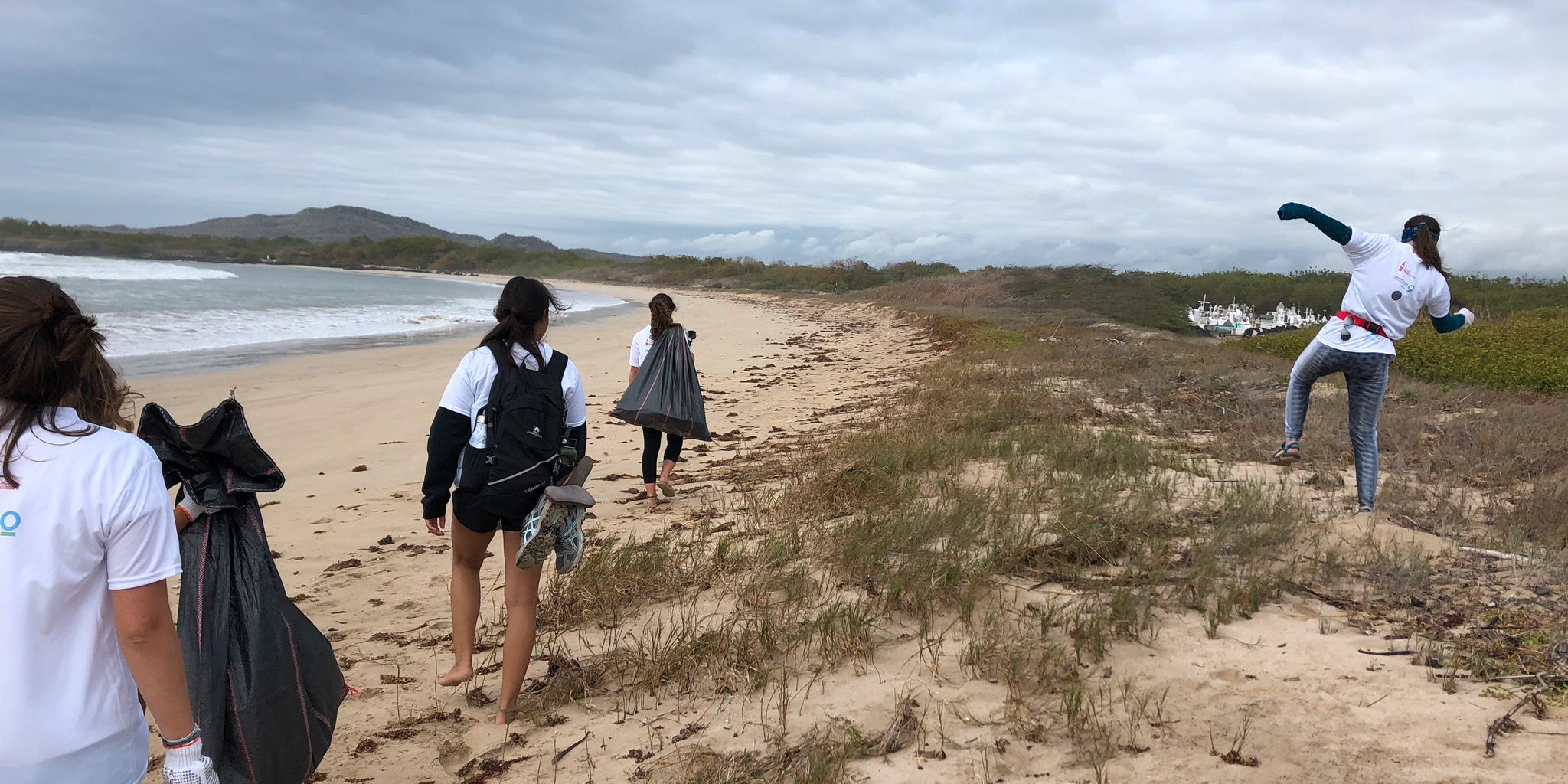 natucate-freiwilligendienst-ecuador-artenschutz-strand-cleanup-freiwillige