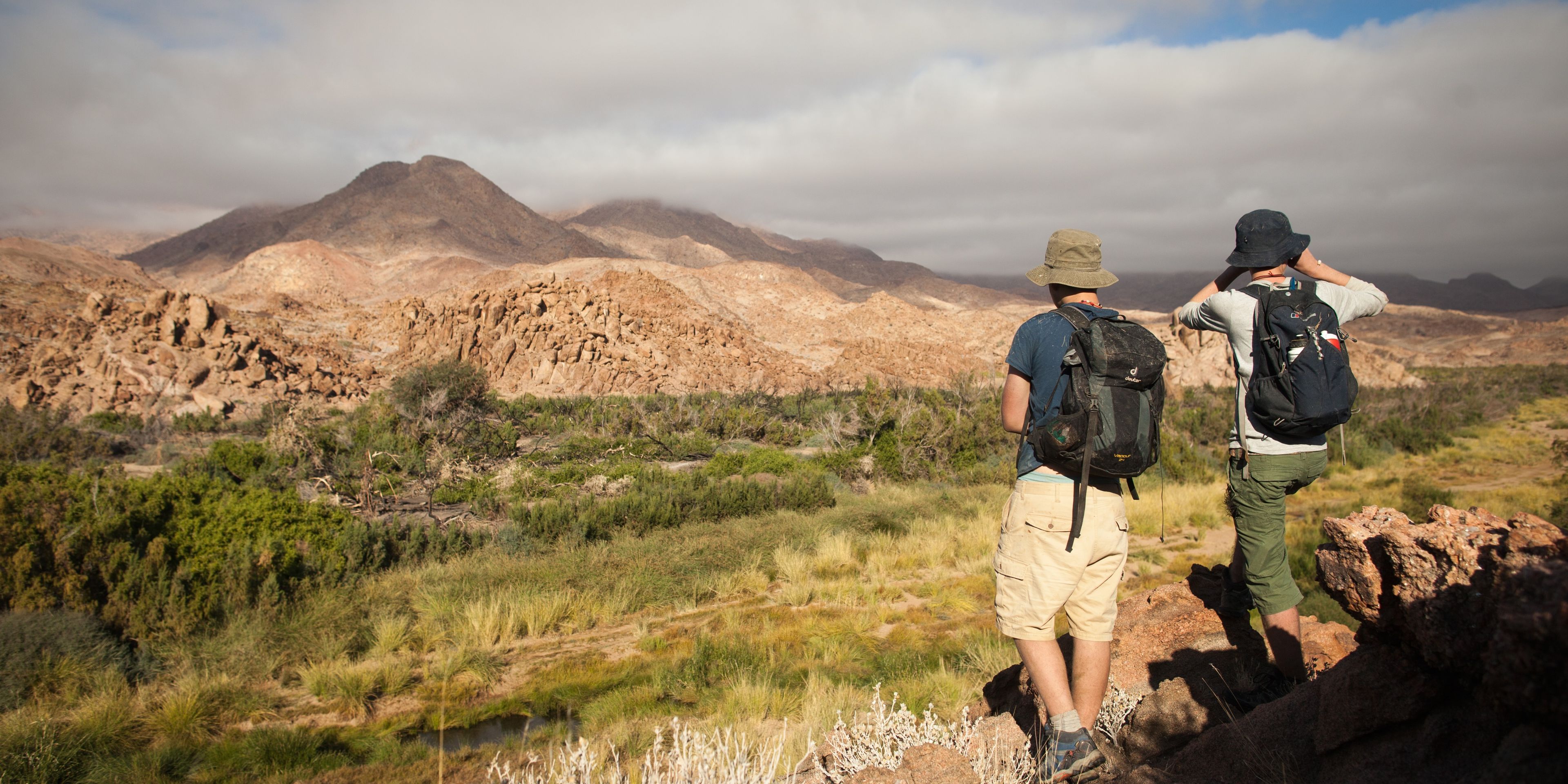natucate-trips-pwe-namibia-damaraland-two-people-binos
