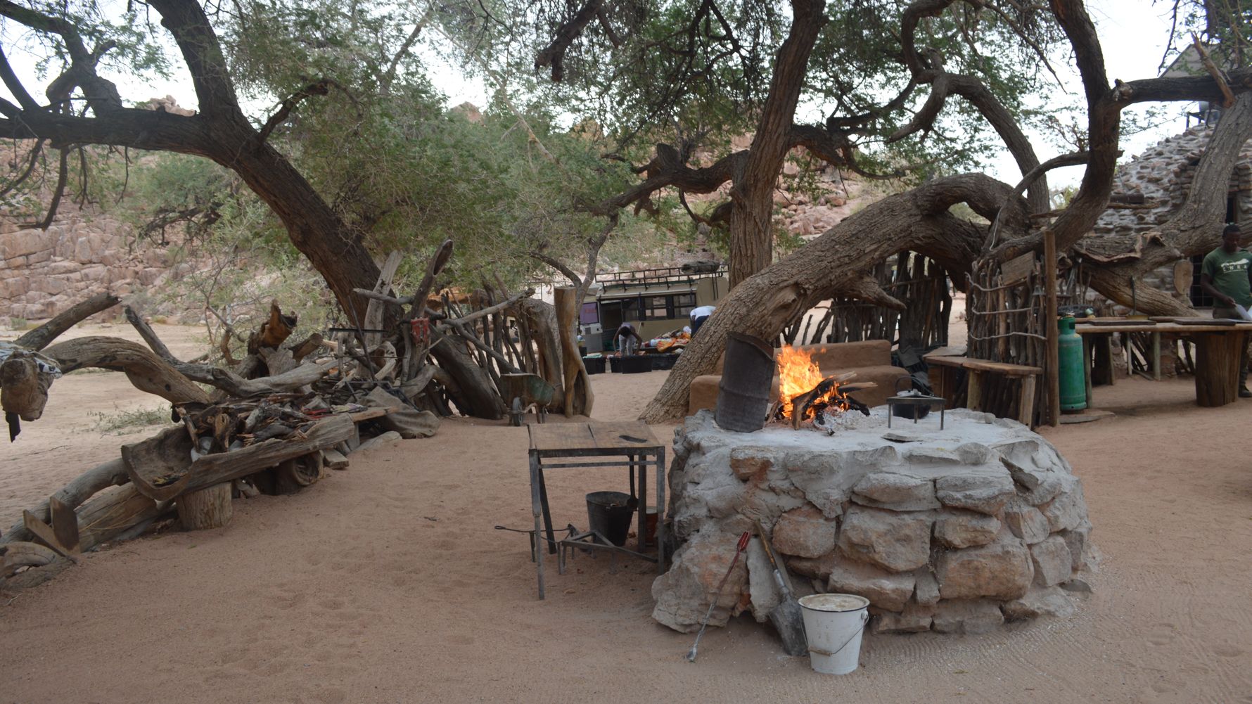 Ein Camp fuer die Volunteere mit Feuerstelle fuer die Verpflegung