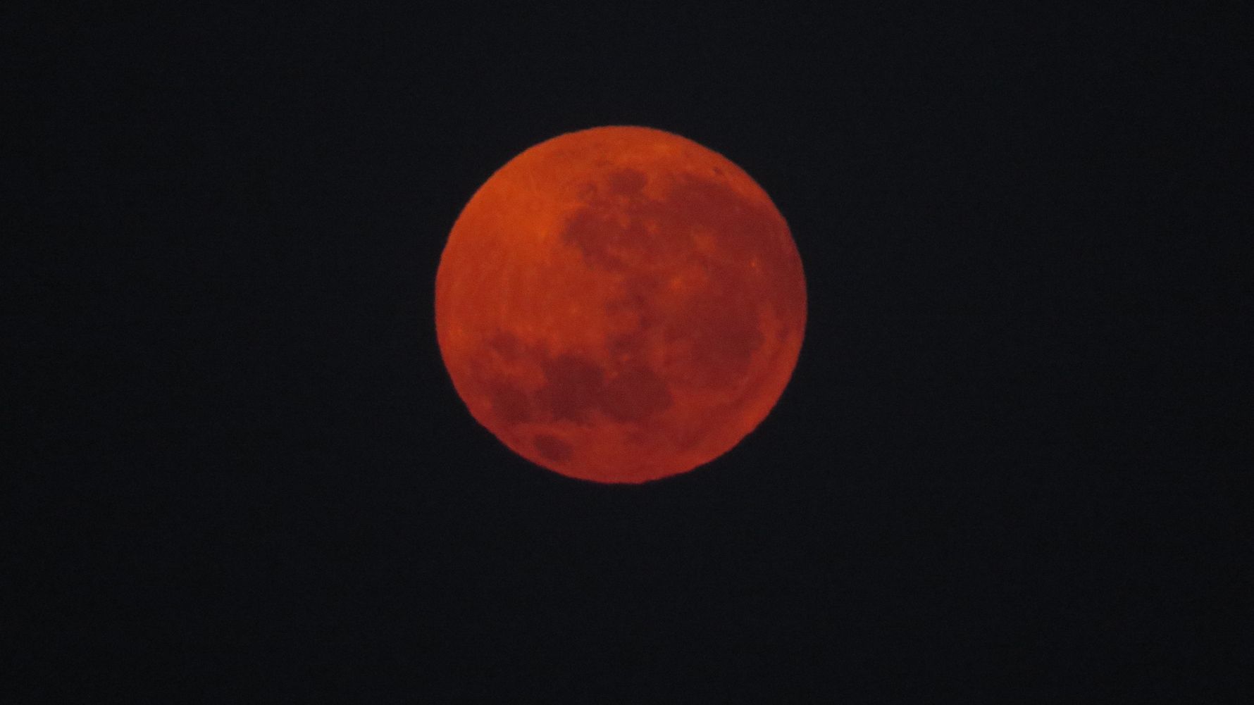 Naturguide: Ein roter Mond am afrikanischen Nachthimmel