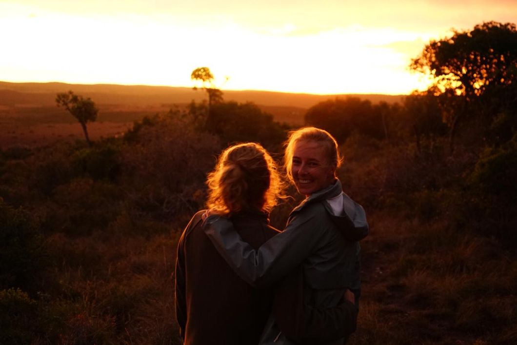 Zwei Trails Guide-Studentinnen geniessen im suedafrikanischen Amakhala Game Reserve den Sonnenuntergang