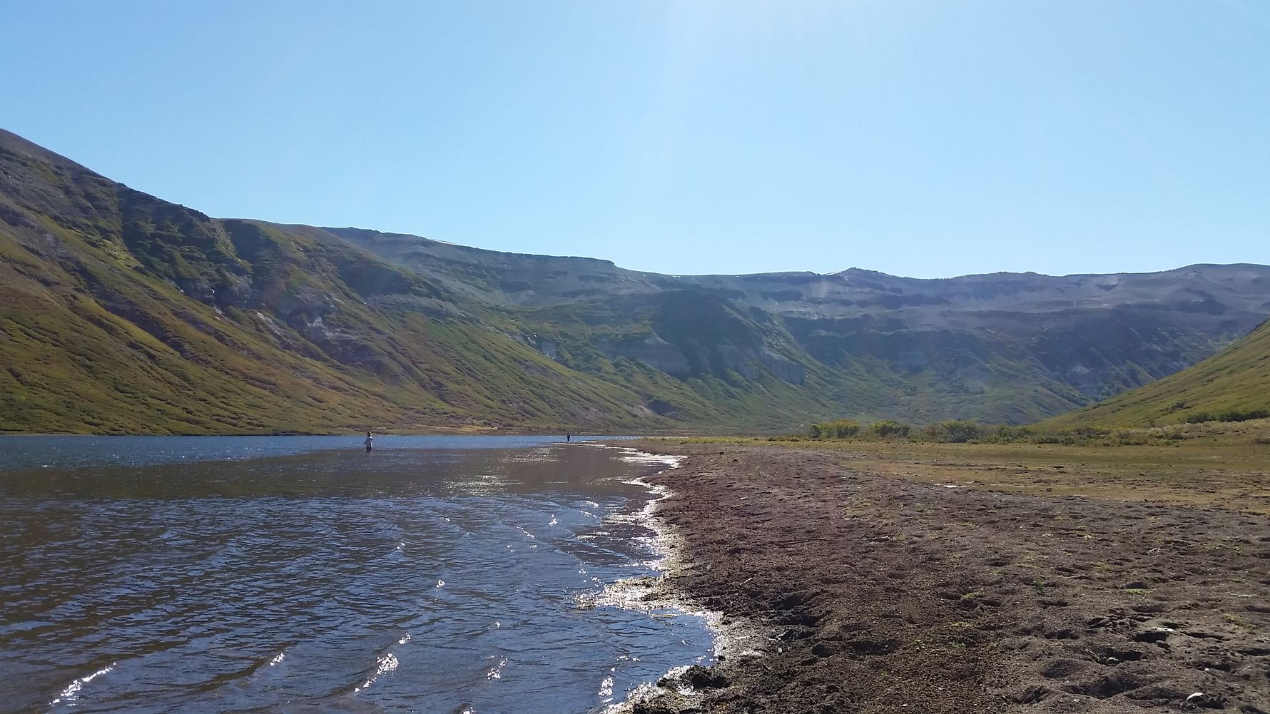 Naturkurs-Teilnehmer geniessen eine Erfrischung im Trocoman-Fluss in Argentinien.