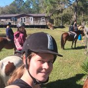 Gap Year: Mehrere Freiwillige auf Pferden