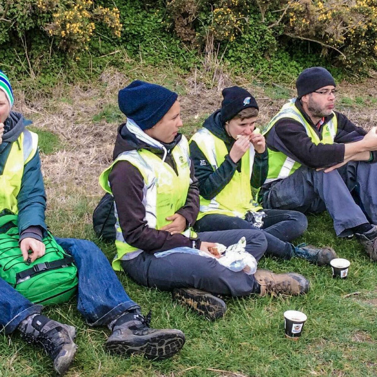 Volunteere bei einer Verpflegungspause von der Arbeit
