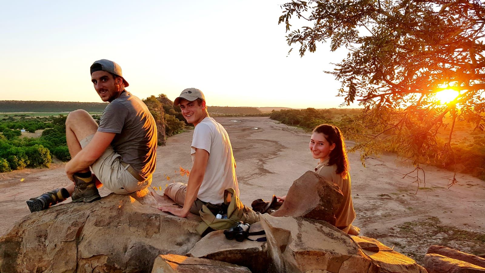 erfahrungsberichte-rangerkurse-suedafrika-field-guide-level-1-juliana-teilnehmer-sonnenuntergang