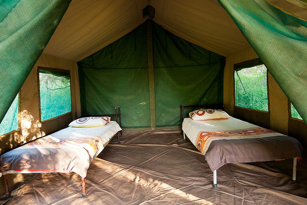 Huetten dienen als Unterkuenfte fuer die angehenden Ranger beim Kurs in Afrika