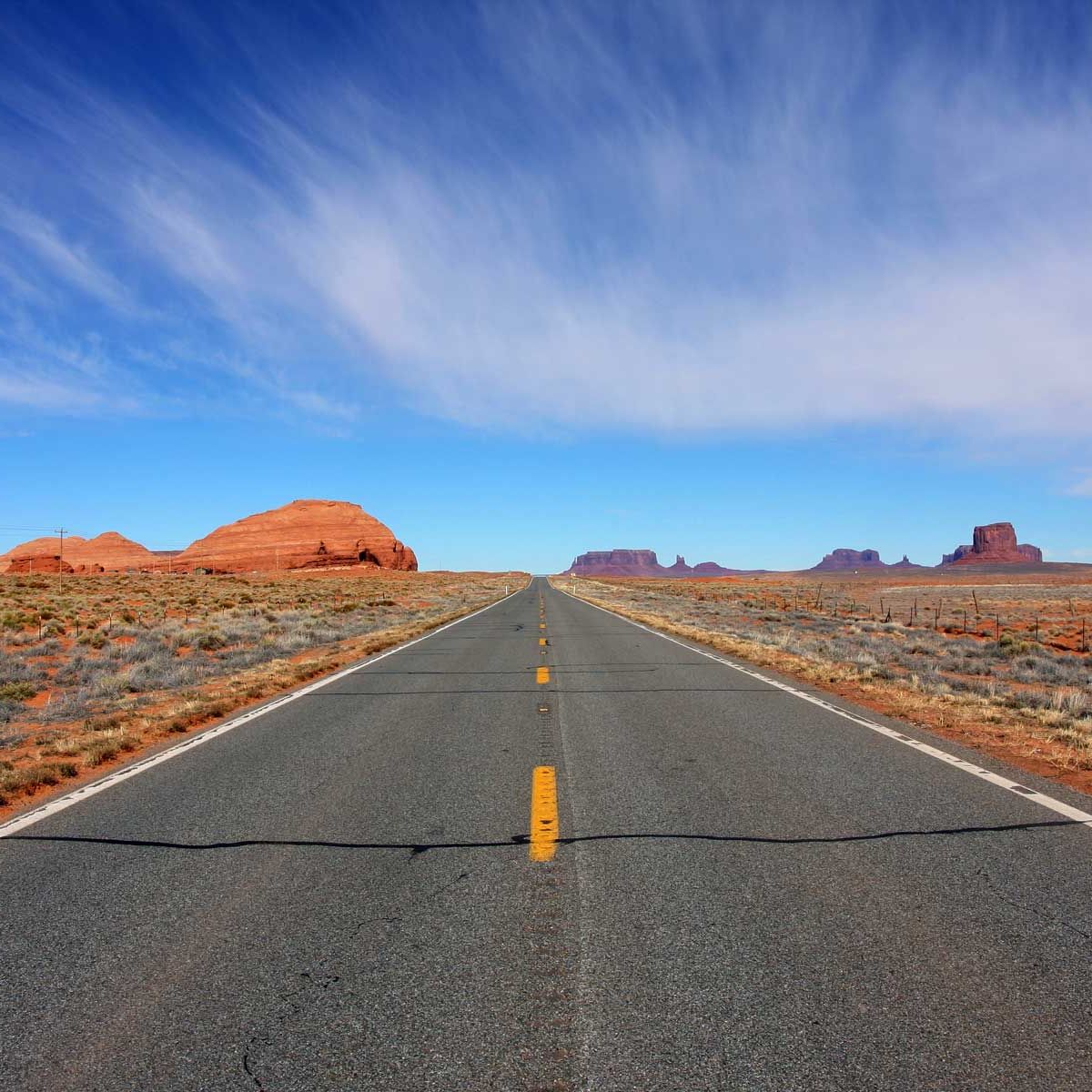 Eine Strasse verschwindet am Horizont im Monument Valley