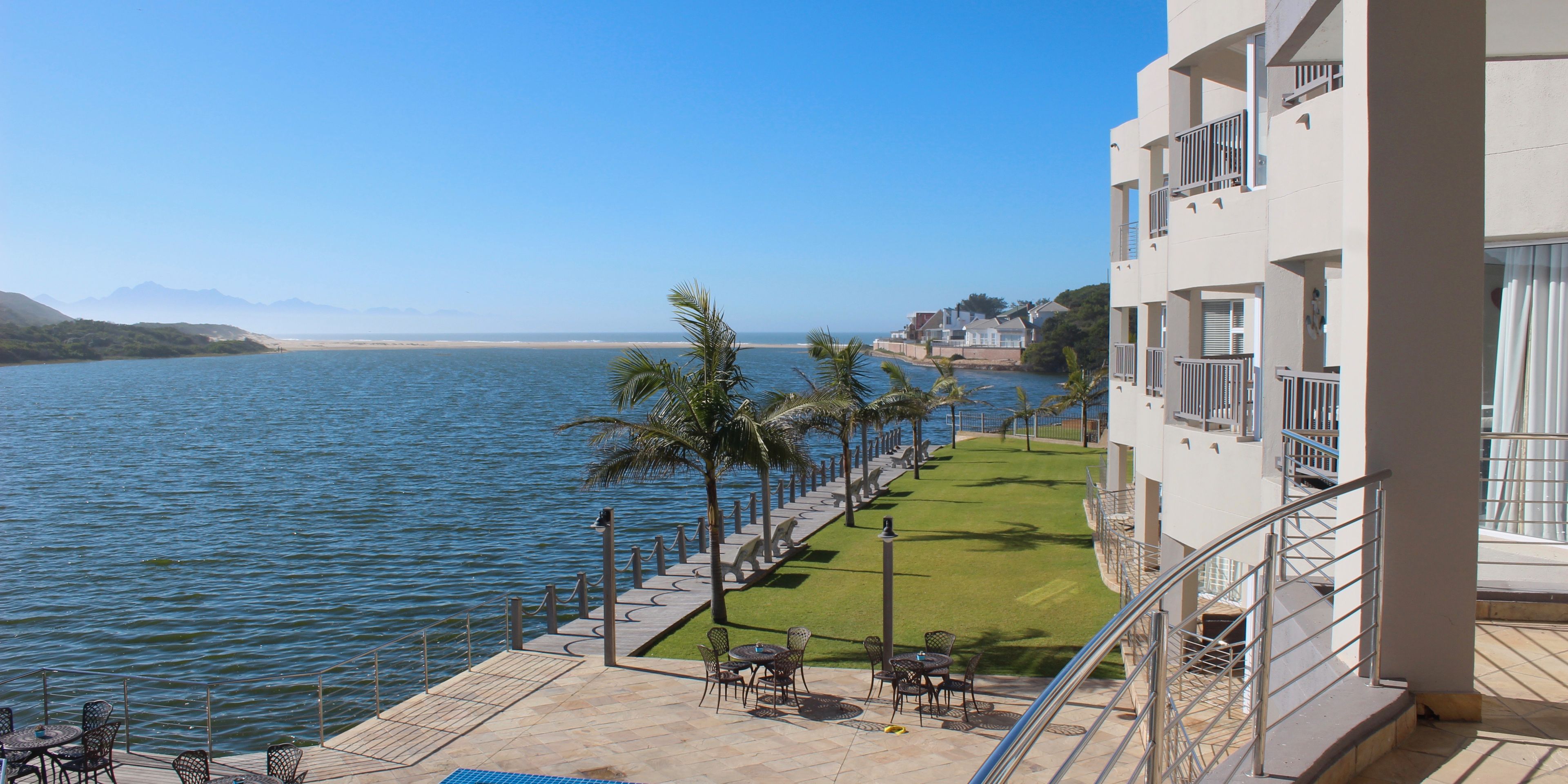 Ein Pool mit schönem Ausblick bietet Raum zur entspannung