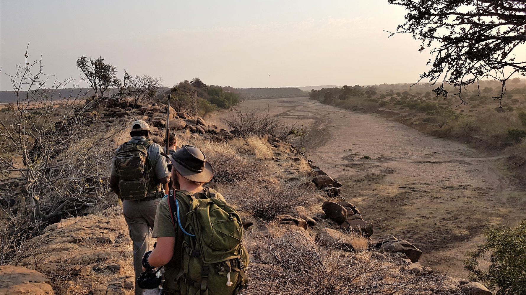 blog-ratgeber-safari-packliste-fuer-dein-abenteuer-im-suedlichen-afrika-wanderung-natucate