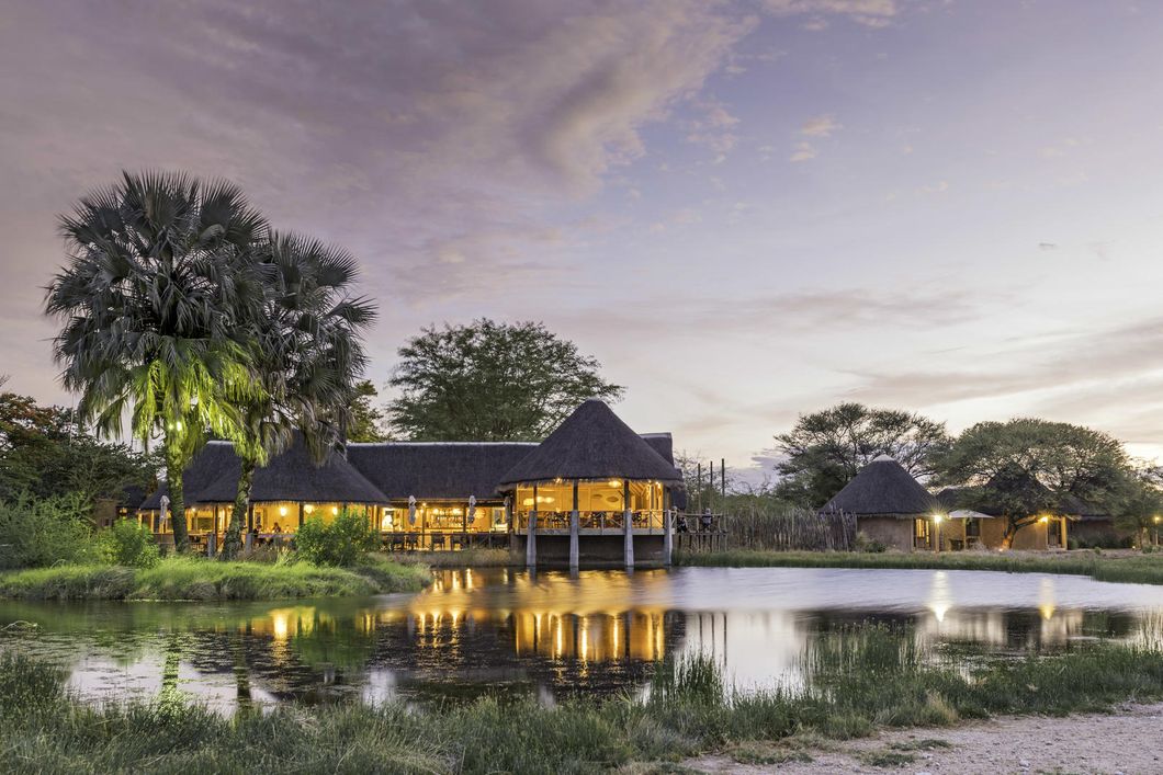 natucate-safari-namibia-etosha-south-onguma-bush-camp-outside-view-river
