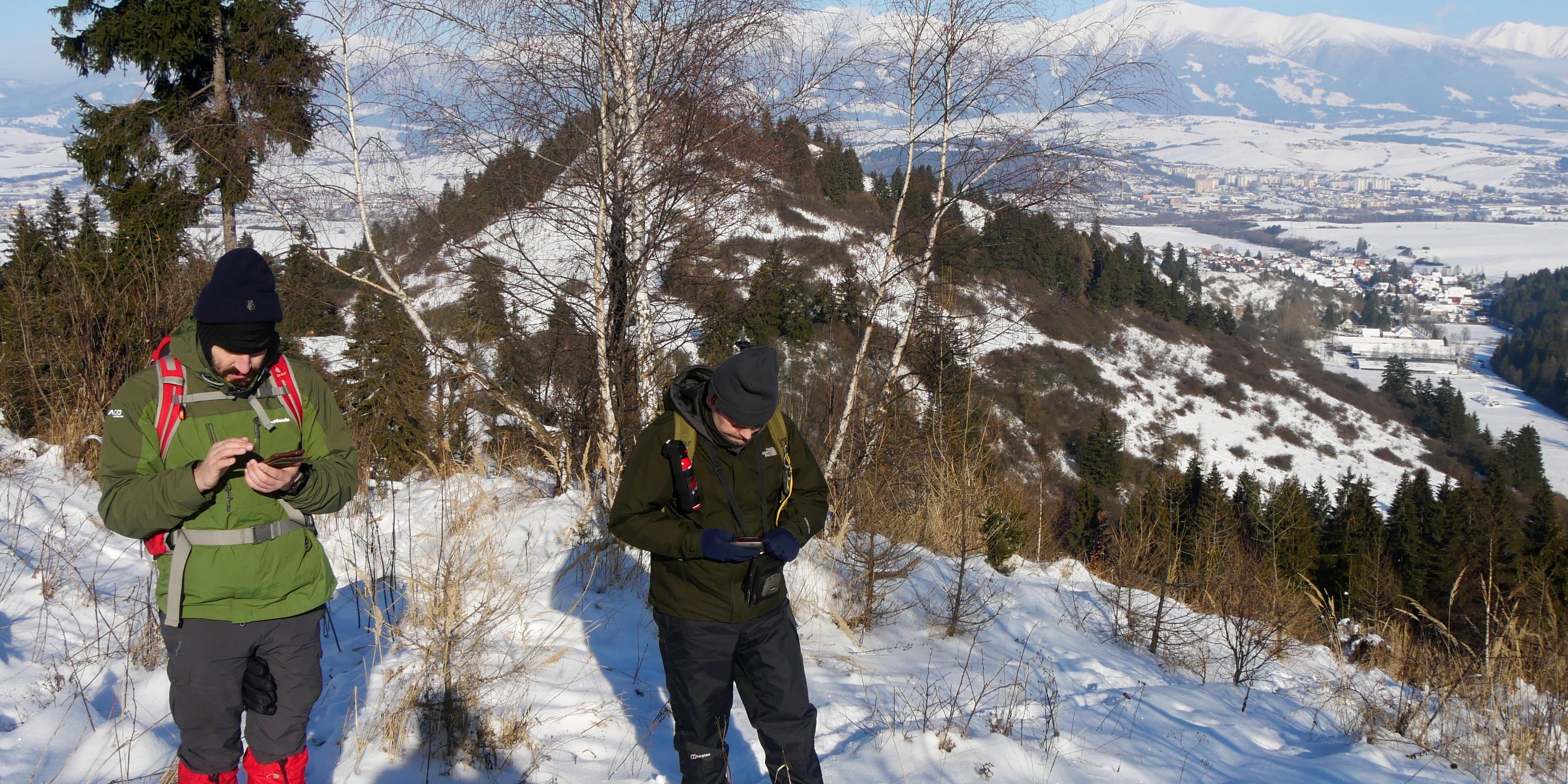 Zwei Freiwilligenhelfer stehen in der winterlichen Liptau-Region in der Slowakei