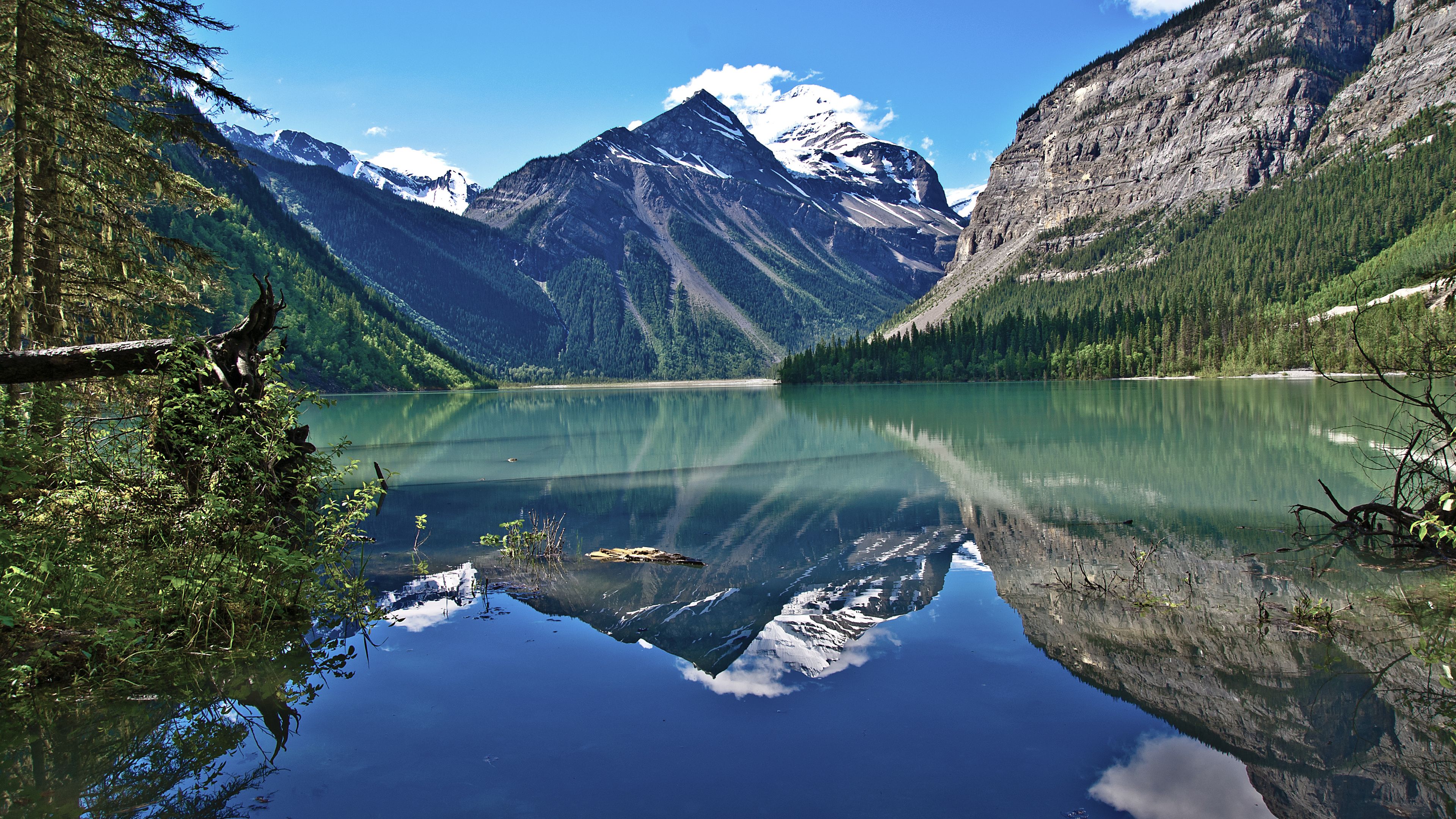 Landschaft von See und Bergen in Kanada