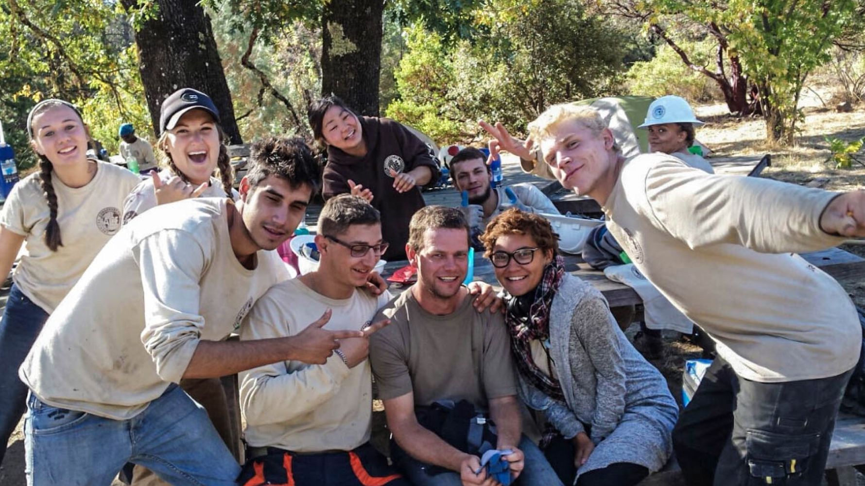 Volunteering in Kalifornien: Volunteere sitzen am Tisch in ihrem Camp