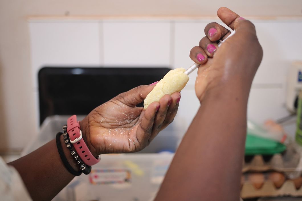natucate-malawi-lilongwe-volunteer-preparing-medication