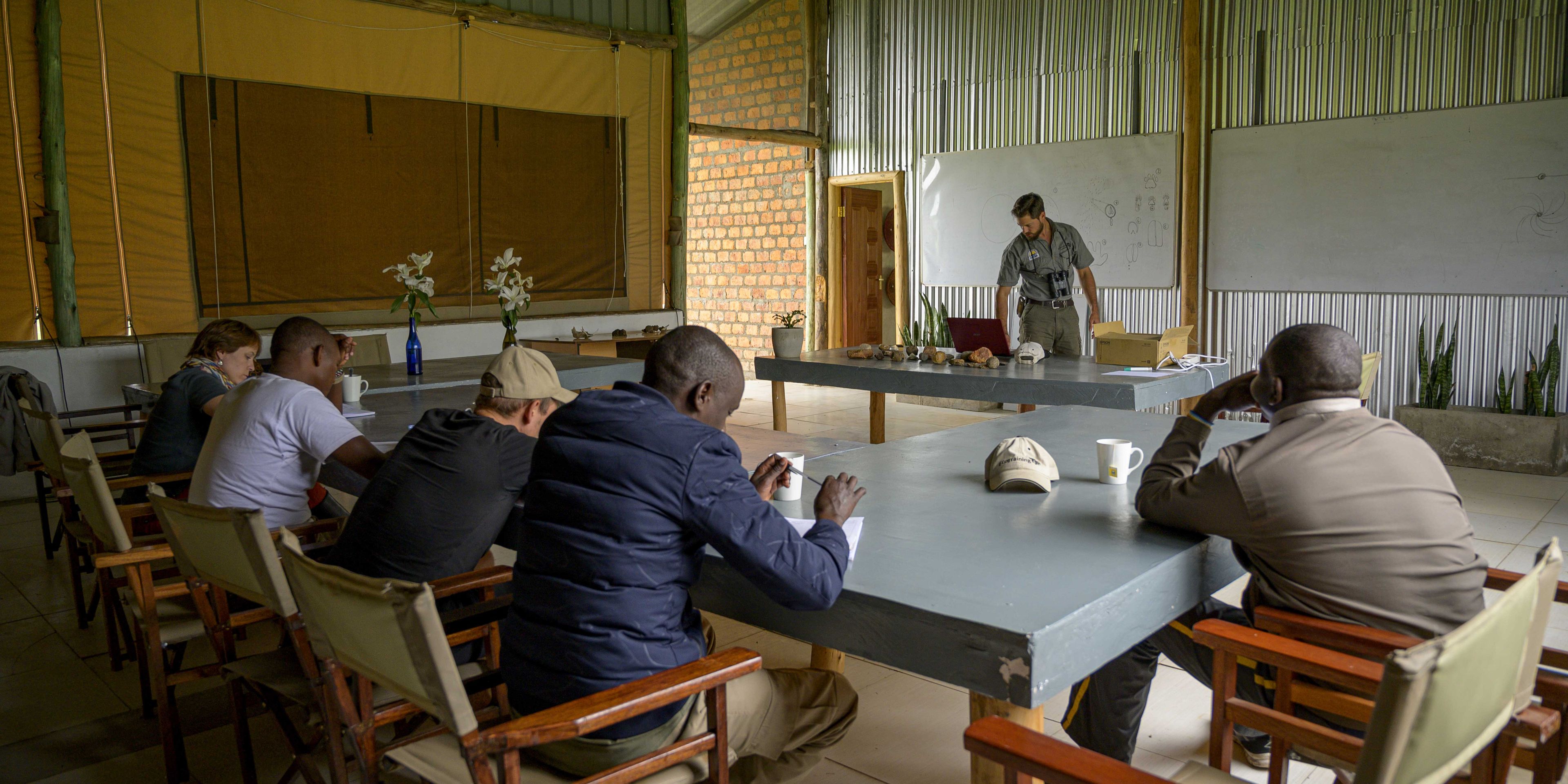 natur-und-rangerkurs-safari-guide-kenia-camp-mara-unterricht-natucate