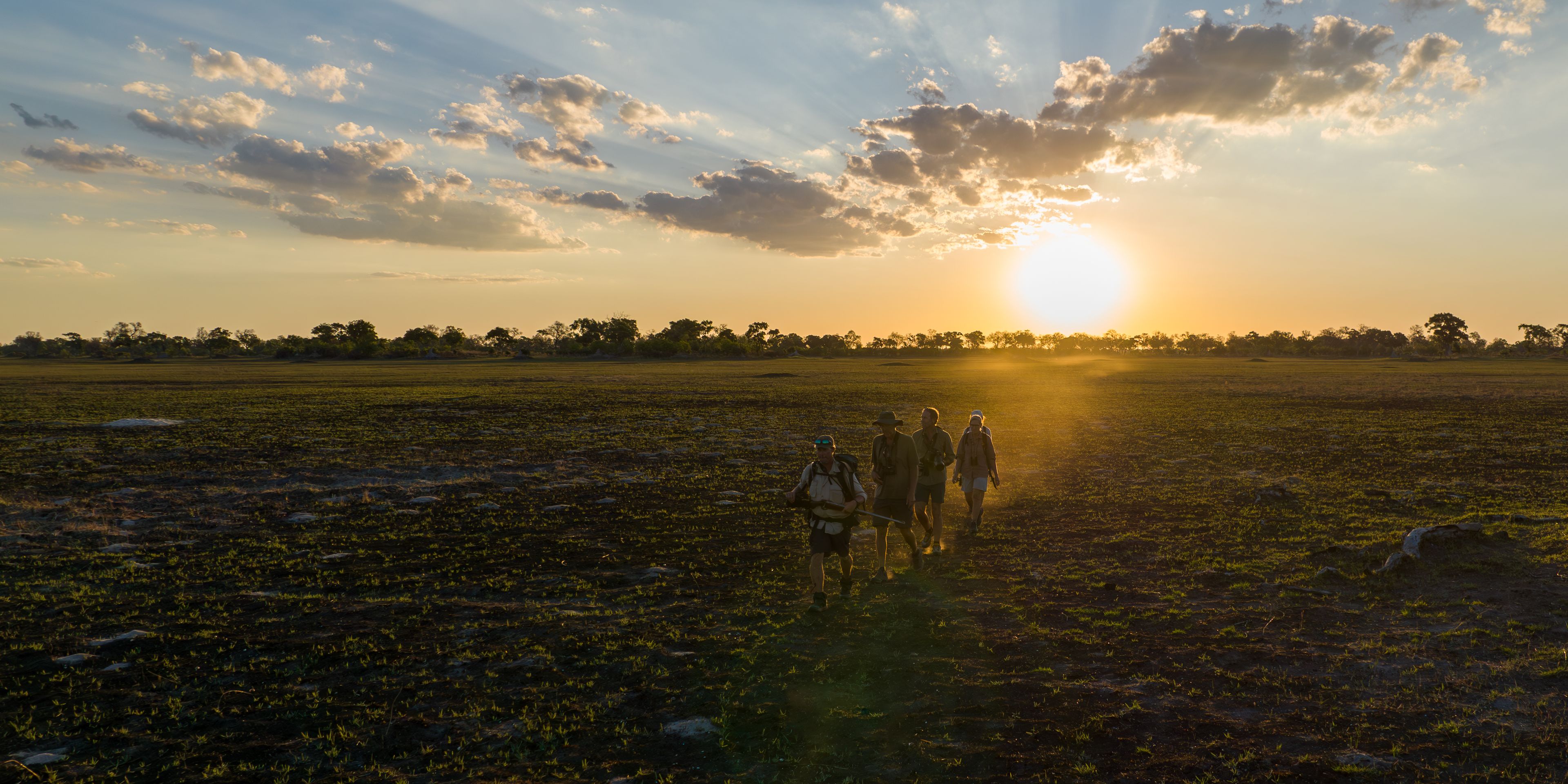 safari-expedition-botswana-setari-khwai-walking-1