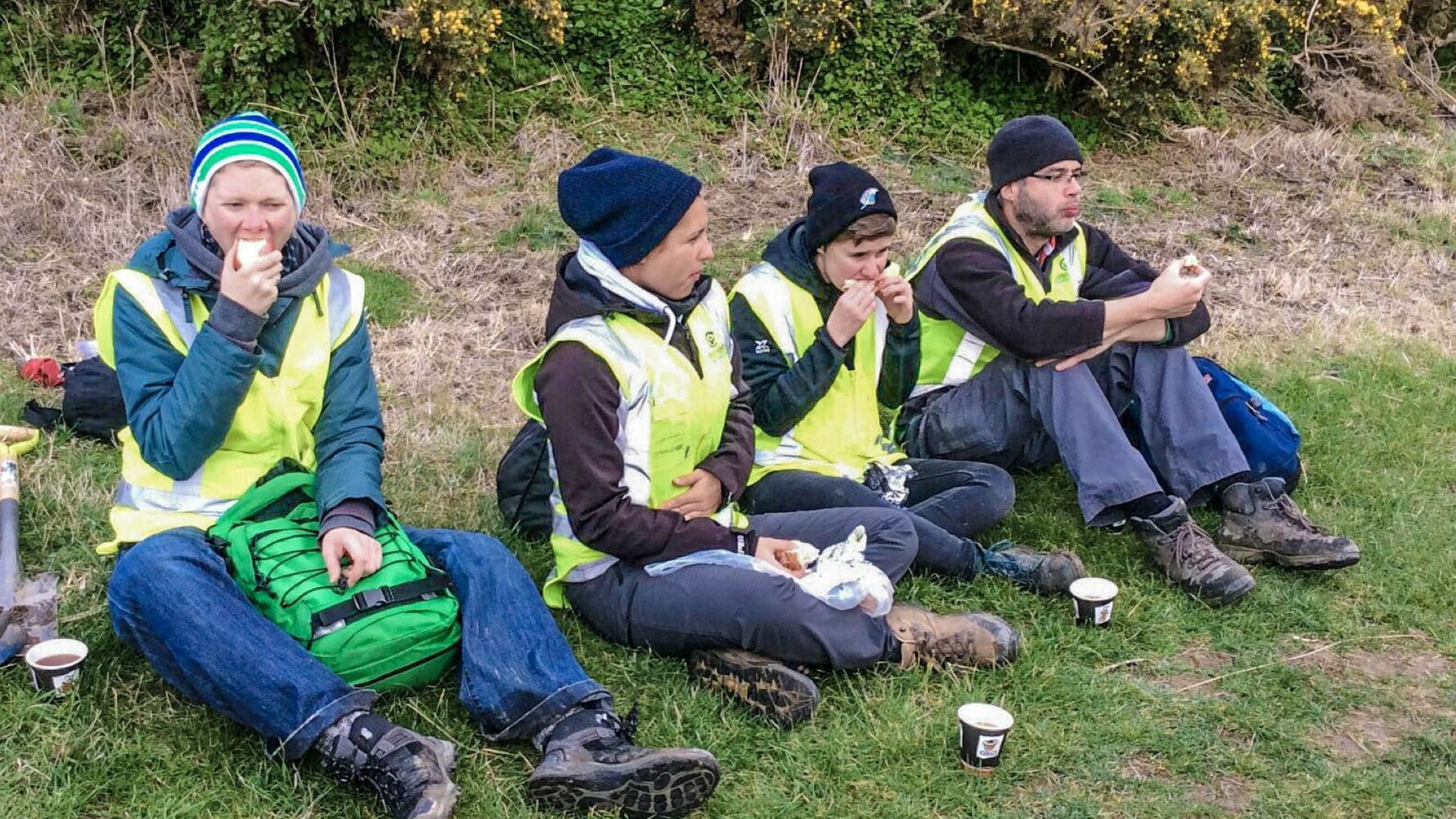 Volunteere bei einer Verpflegungspause von der Arbeit