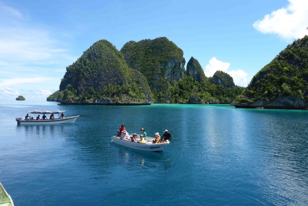 Zwei kleine Motorboote bringen die Gäste der Segelreise um Raja Ampat an die Küste.