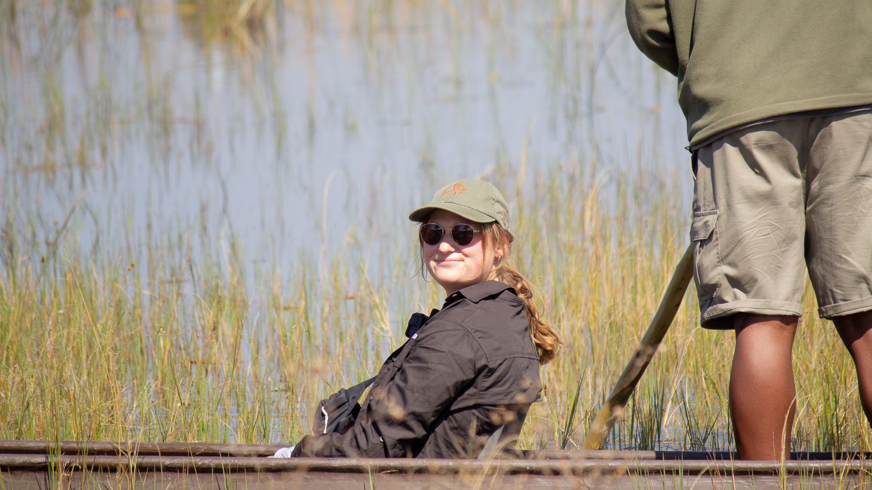 Person mit Kappe im Wasser im Mokoro