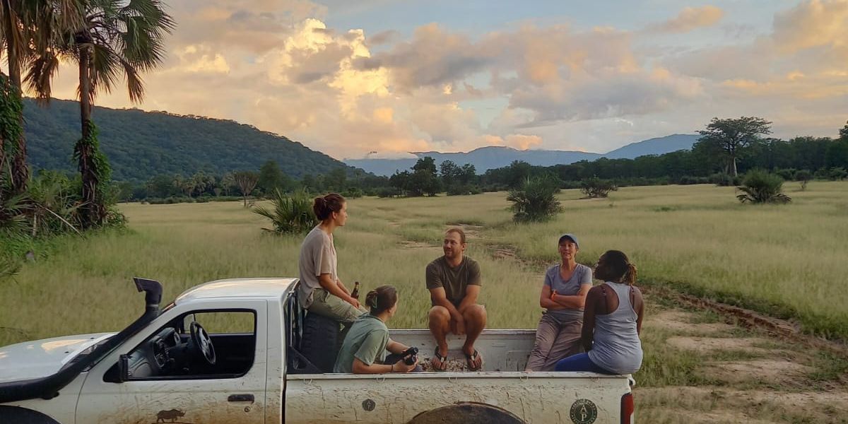 natucate-volunteering-malawi-wildlife-monitoring-volunteers-game-drive-chilling