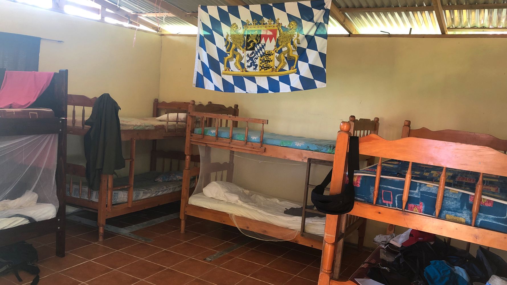 Die fünf Hochbetten aus Holz, welche von den Volunteers genutzt werde, befinden sich in einer Unterkunft mit Blechdach.