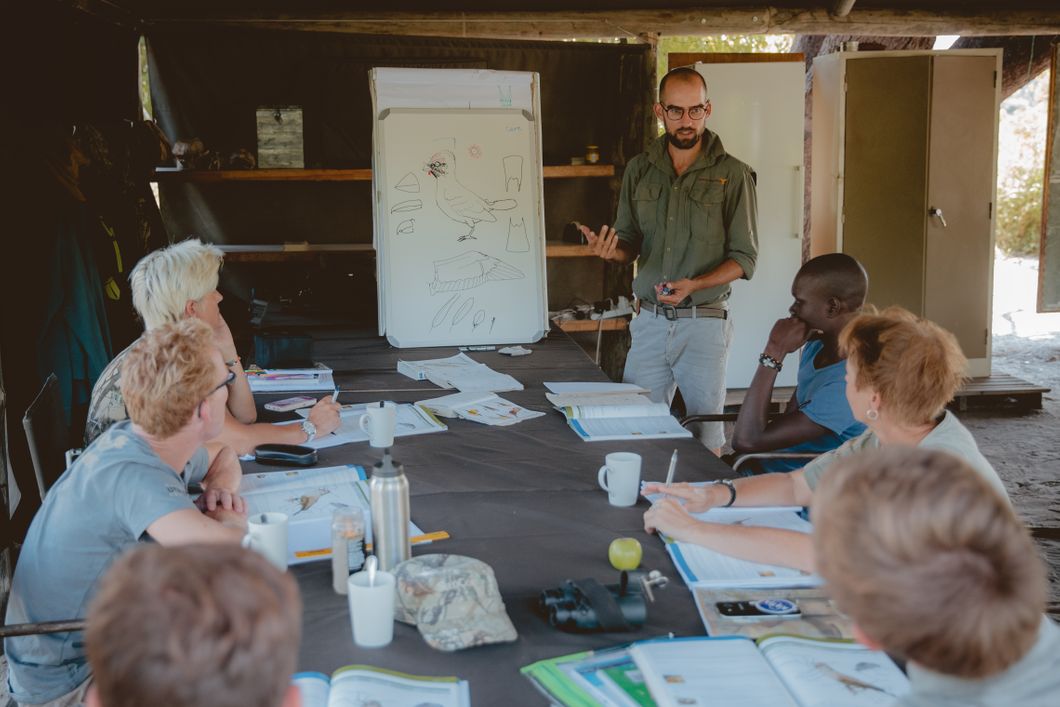 Grosse Zelte dienen den Teilnehmern des Rangerkurses in Botswana als Unterkunft und als Forschungsstation