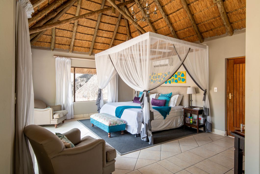 natucate-safari-botswana-abenteuer-camp-thalo-telele-chalet-drinnen