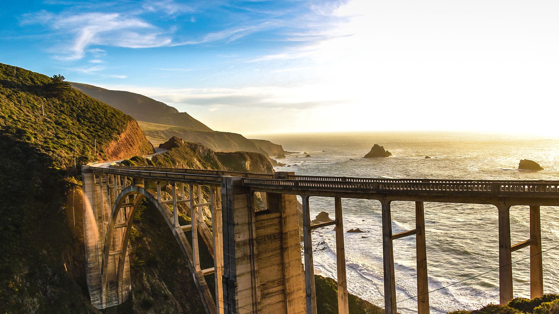 Volunteer vacations USA: The Bixby Creek Bridge which you can visit during a volunteer trip in the USA as well