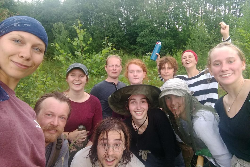 Gruppe von Naturschutz-Volunteers des Freiwilligenprojekts in Estland