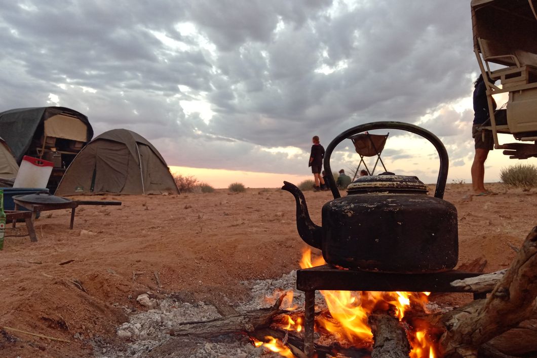 sabbatical-namibia-seychellen-wueste-wasser-damaraland-lagerfeuer-natucate