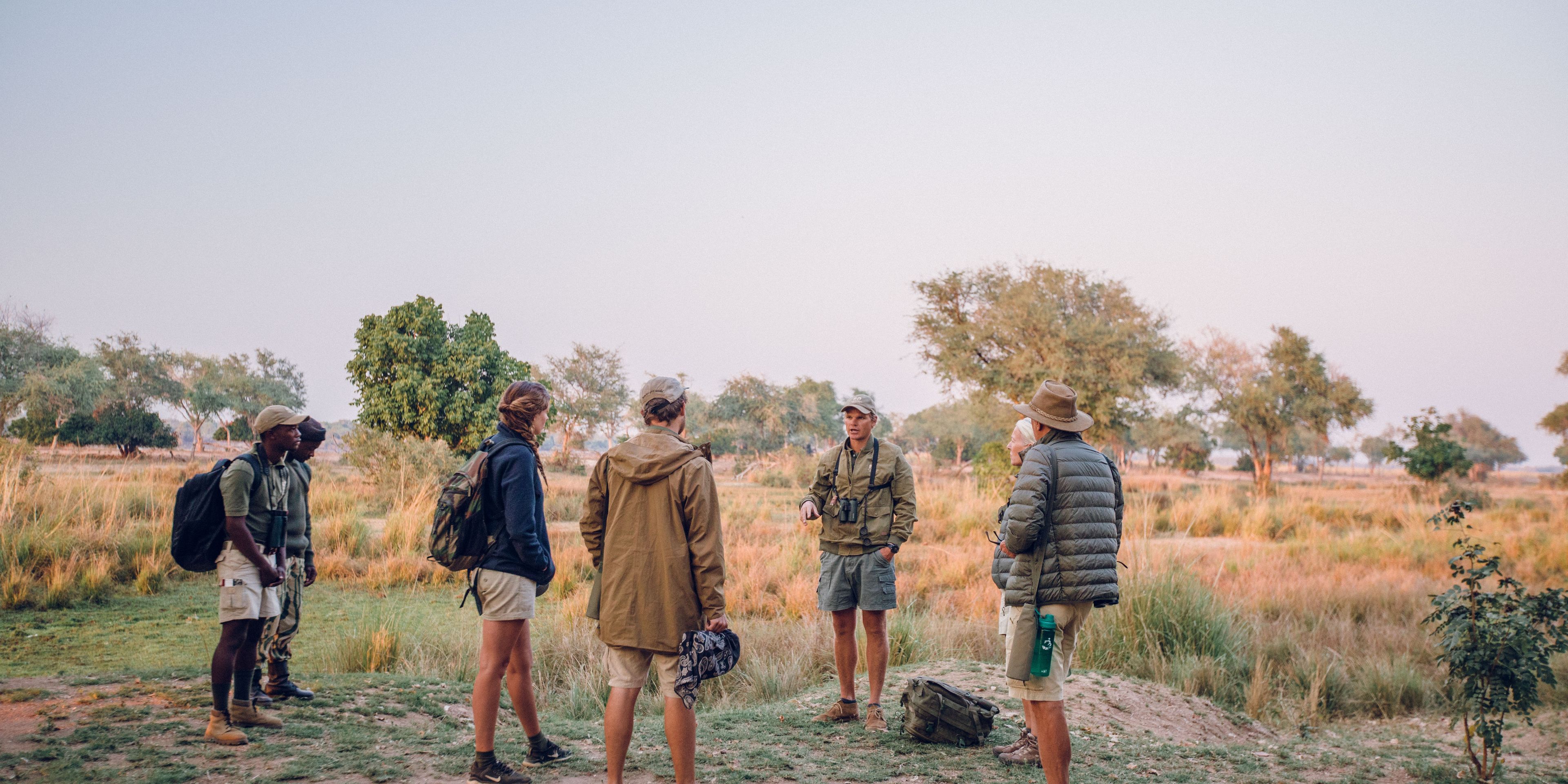 natucate-safari-authentisch-wildnis-sambia-group-standing